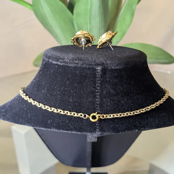 Vintage Gold Tone Chain With Elegant Gold Floral Sugar Pendant And Earrings - Picture 3 of 9